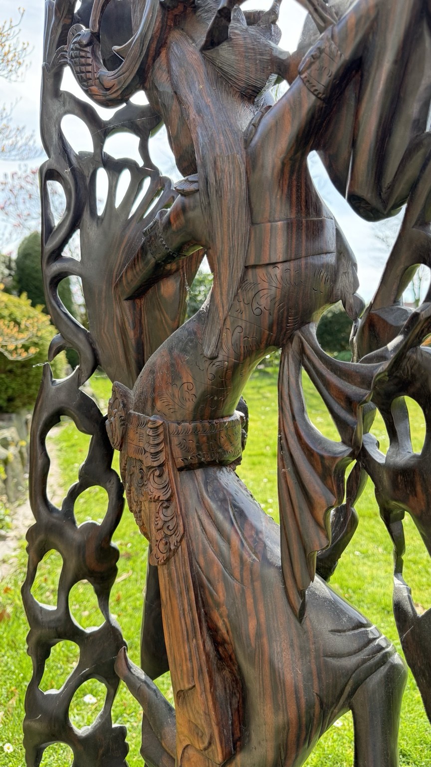 Monumentale balinesische Coromandel-Statue – 137 cm – Pita-Maha-Stil