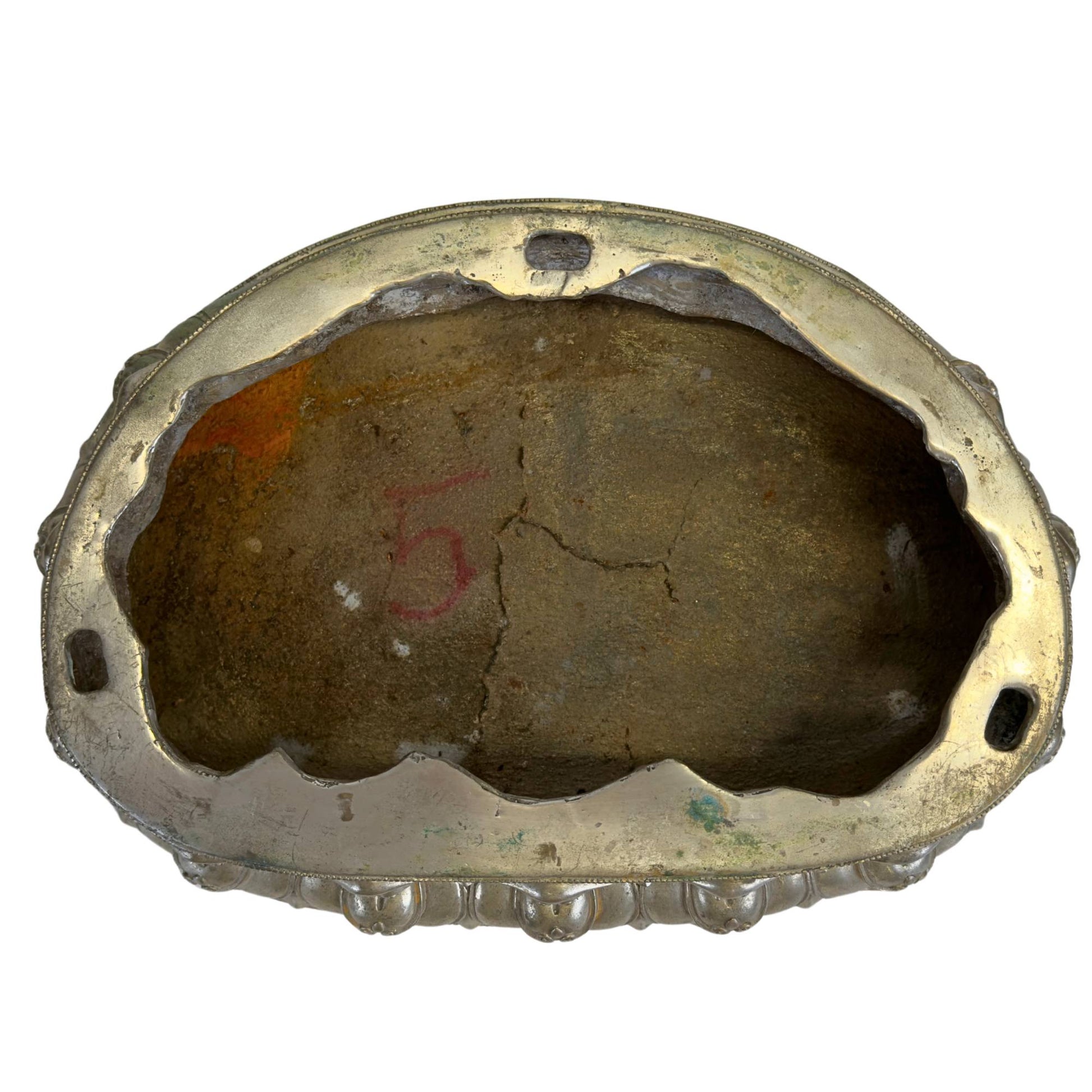 Innenansicht des separaten Newar-Lotusthrons mit originalem Gusskern und alter Bauweise.
