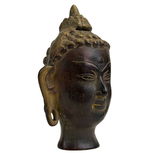 Detail der fein gearbeiteten Haarlocken an einem Buddha-Kopf aus Bronze