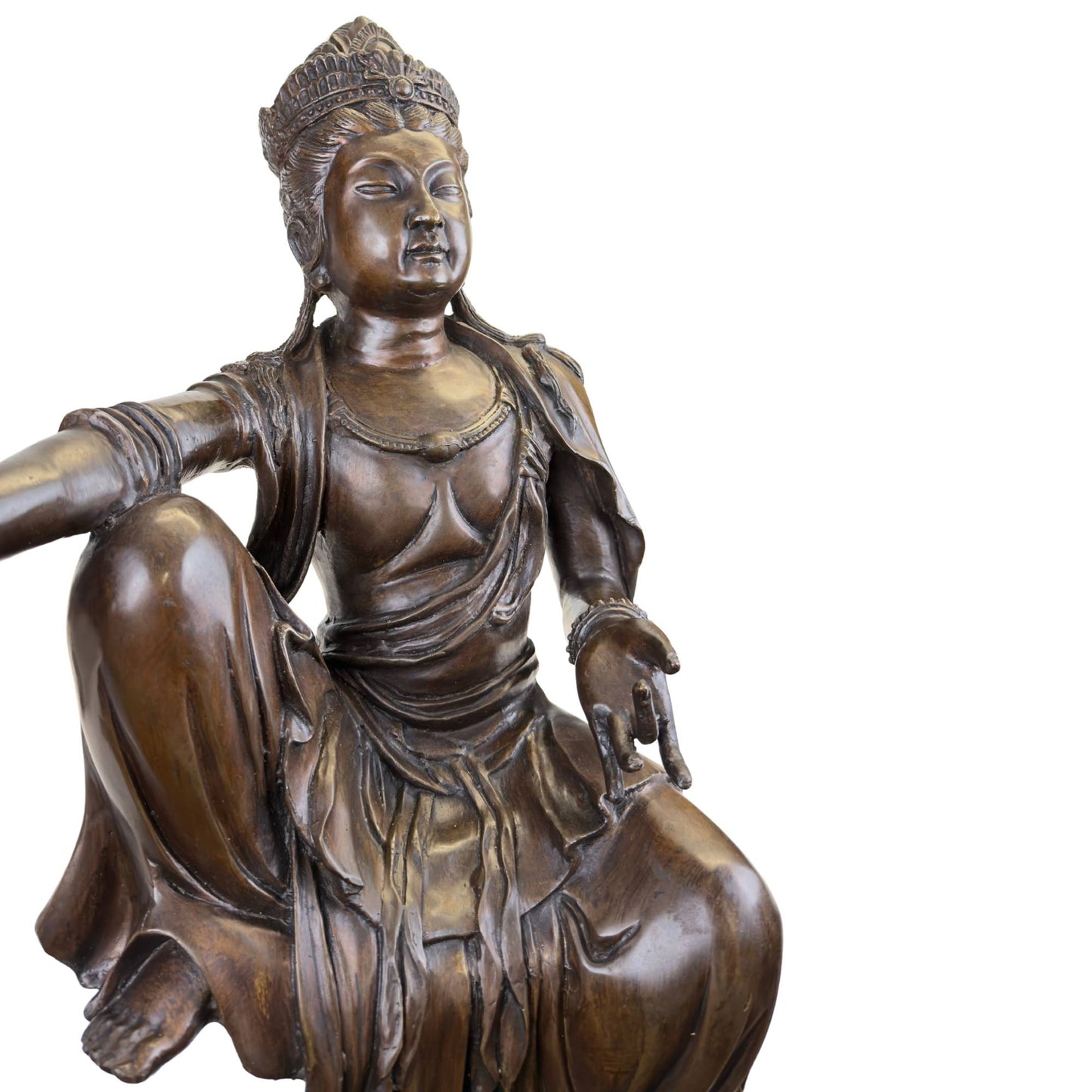 Schräge Vorderansicht der massiven Bronzeskulptur der Guanyin, die als funktionales Eckobjekt für einen Schrank oder Kaminsims entworfen wurde.