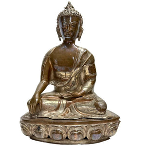 Seltene Patan Shakyamuni Buddha – Handgraviertes florales Gewand, ca. 1920