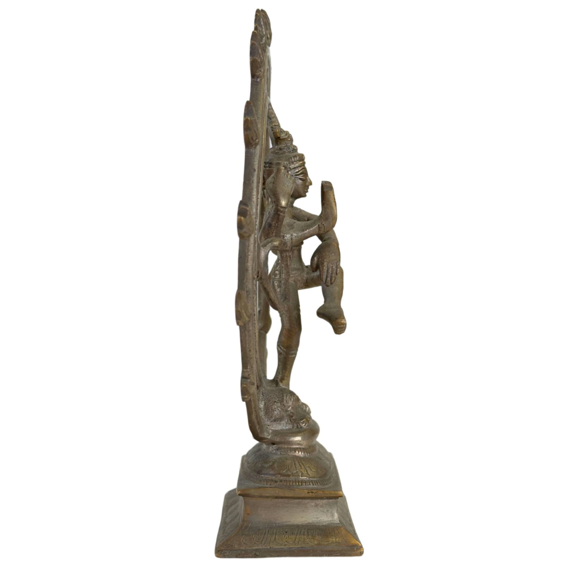 Bronzen Nataraja tempelbeeld met klassieke hindoe iconografie uit India