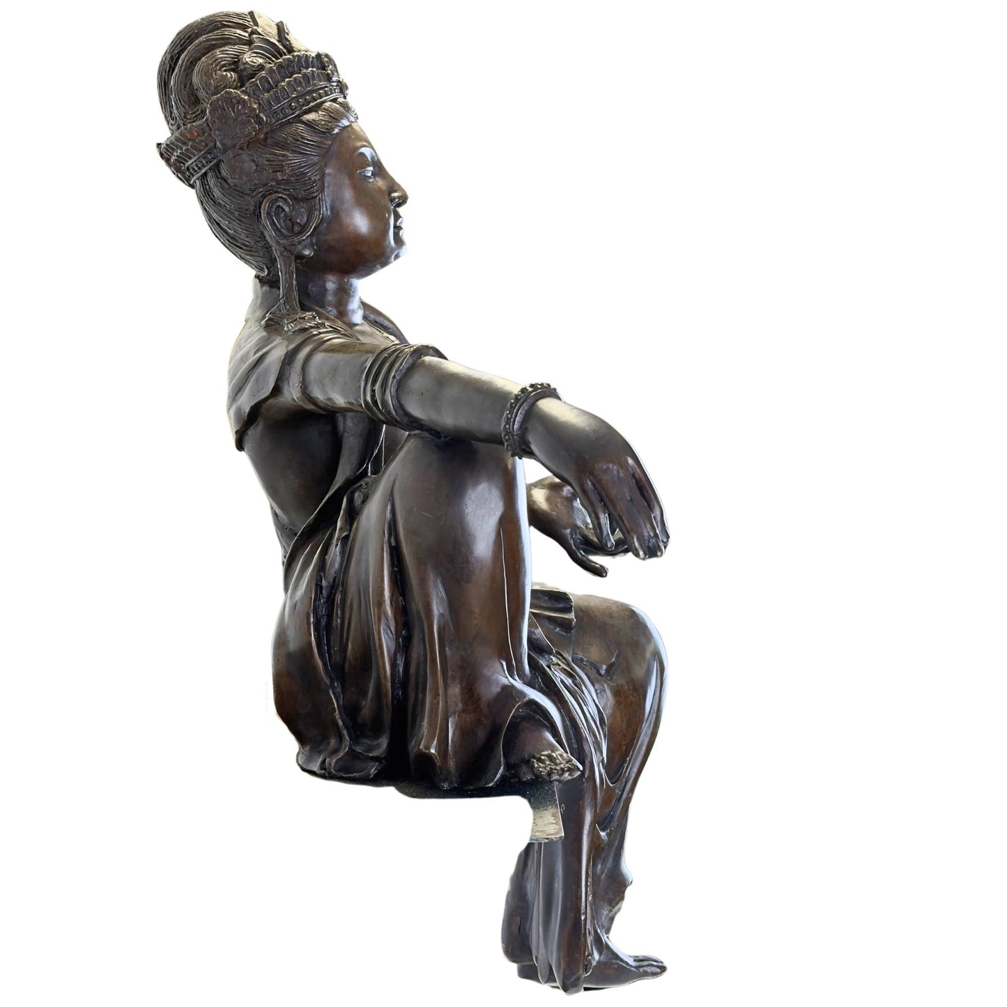 Seitenansicht der 14,6 kg schweren Bronzestatue, die den fließenden Fall des Gewandes über den Rand zeigt.