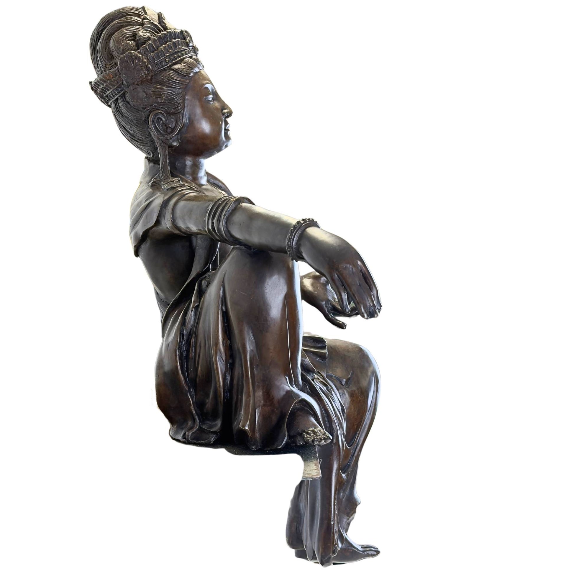 Seitenansicht der 14,6 kg schweren Bronzestatue, die den fließenden Fall des Gewandes über den Rand zeigt.
