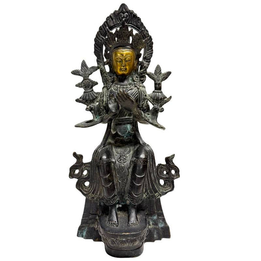 Chinese bodhisattva in devotionele houding met vuurverguld gelaat in brons