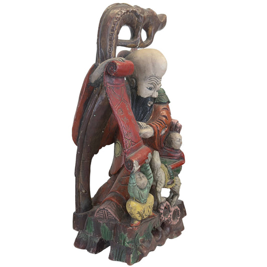 Dreiviertel-Vorderansicht der Shoulao-Skulptur, die die handgeschnitzte Holzschnitzerei und die detaillierte Skulptur der begleitenden Figuren zeigt.
