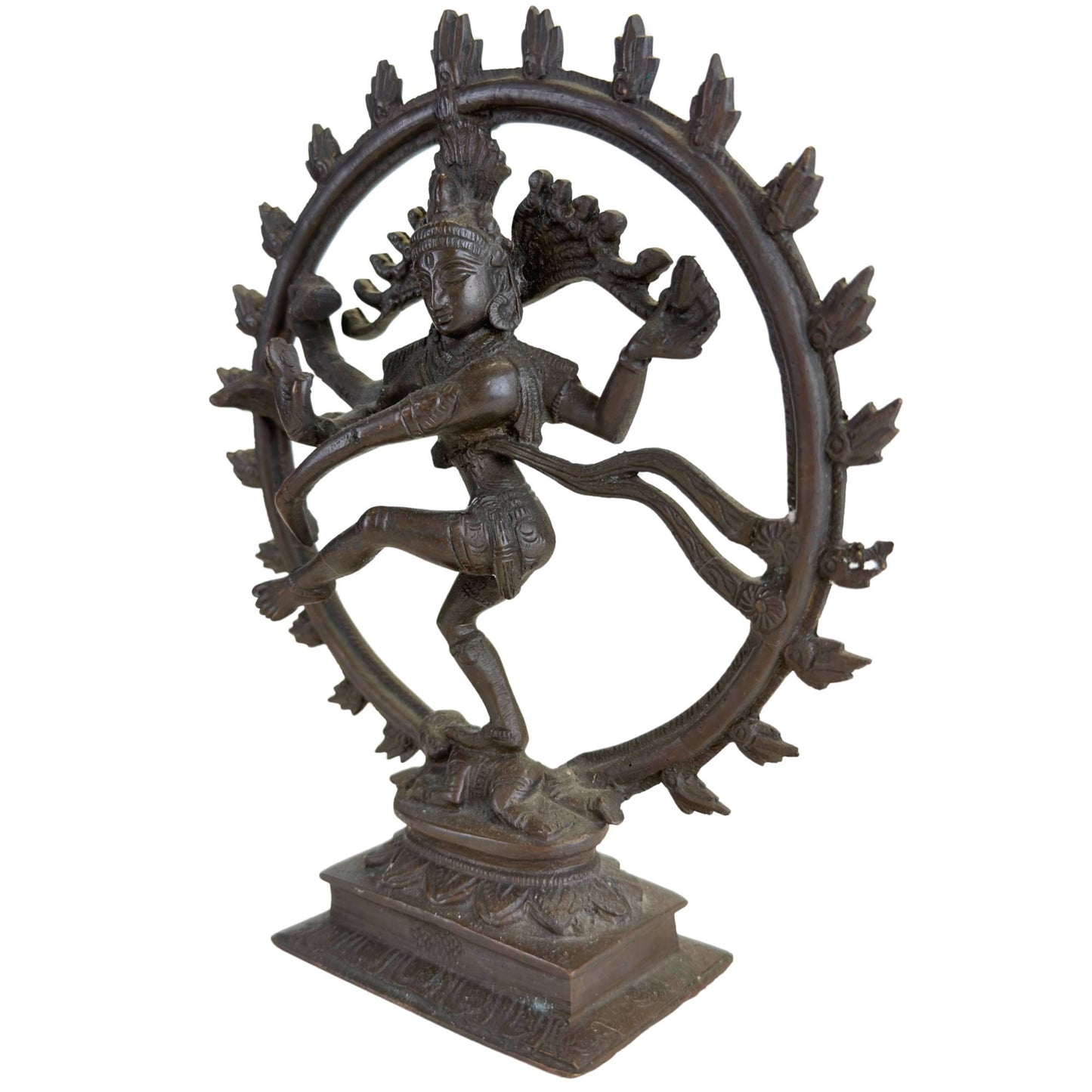 Detail van gezicht, handmudra en fijne bronsstructuur van massief Shiva beeld