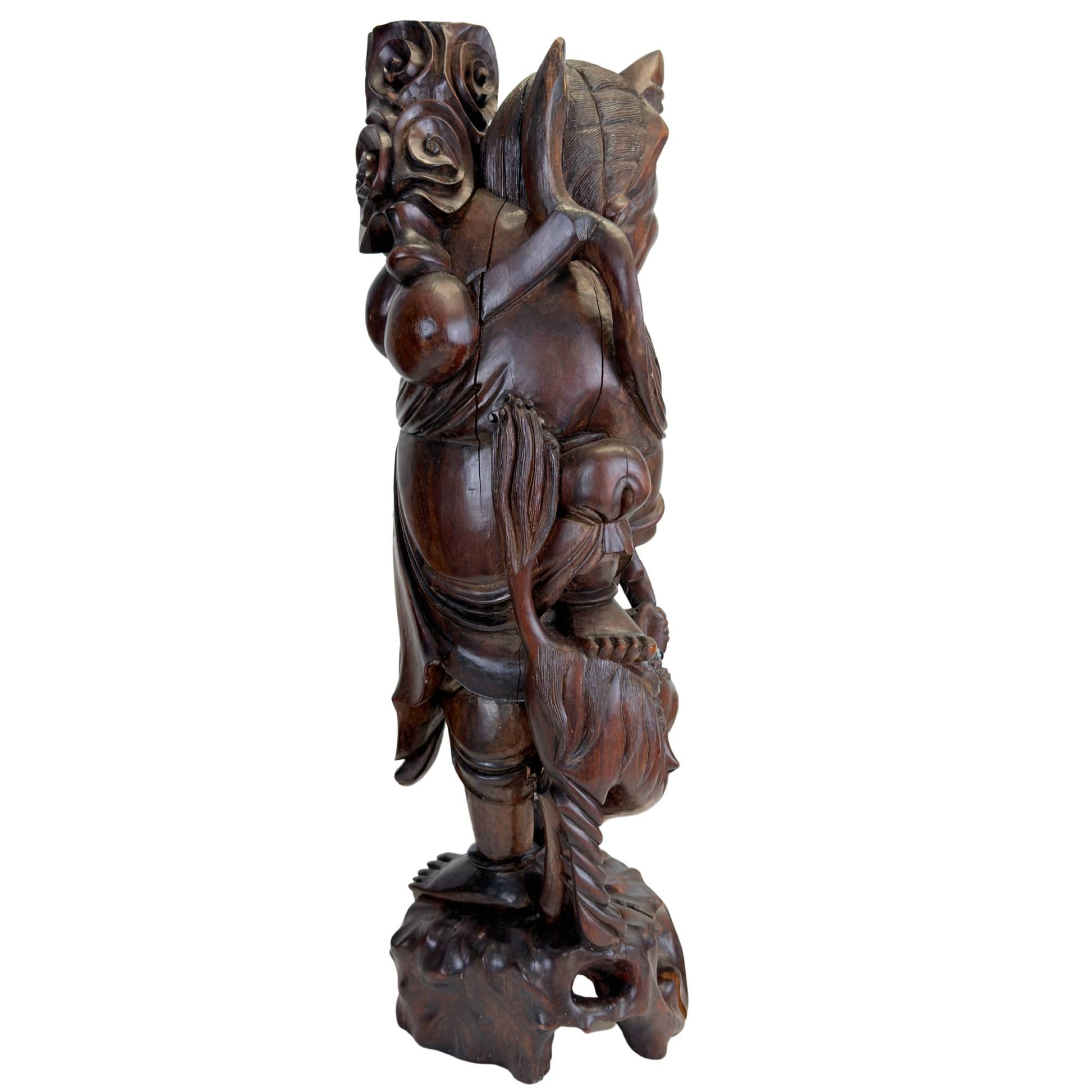 Rückansicht der handgeschnitzten Ebisu-Statue mit traditioneller Textur