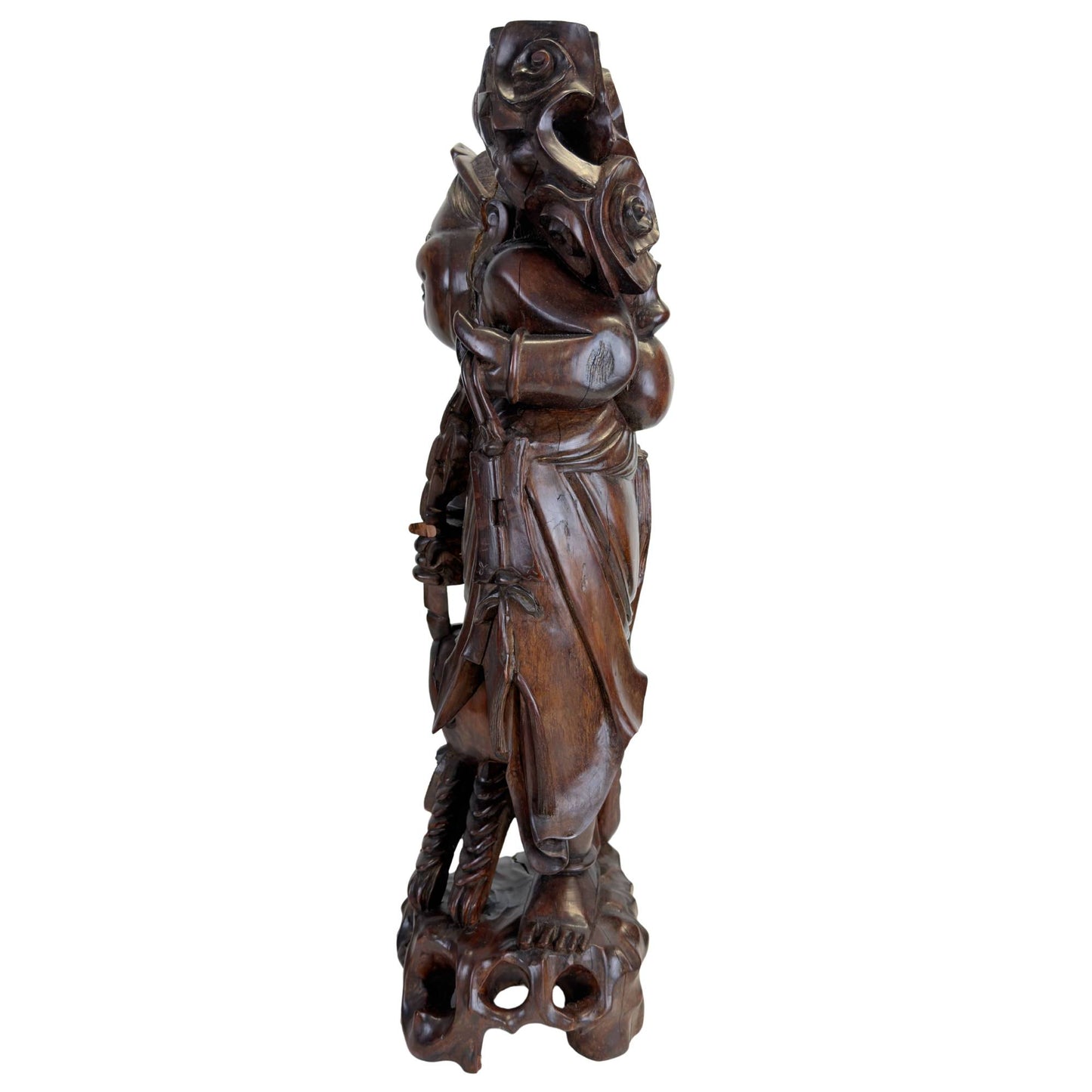 Nahaufnahme einer Ebisu-Skulptur mit einer Goldbrasse in der Hand