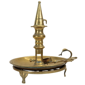 Dekorativer Kammerleuchter im historisierenden Stil – Klassisches Messing (21,5 cm)
