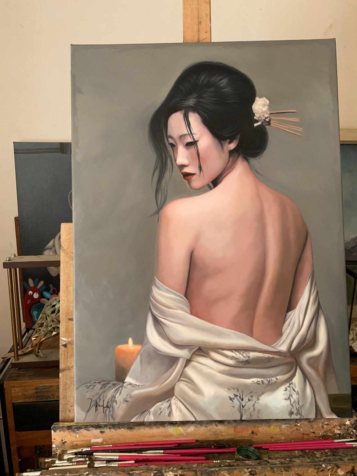 Exklusives asiatisches Kunstwerk einer sitzenden Geisha mit nacktem Rücken, gemalt in Öl auf Leinwand für hochwertige Inneneinrichtung.