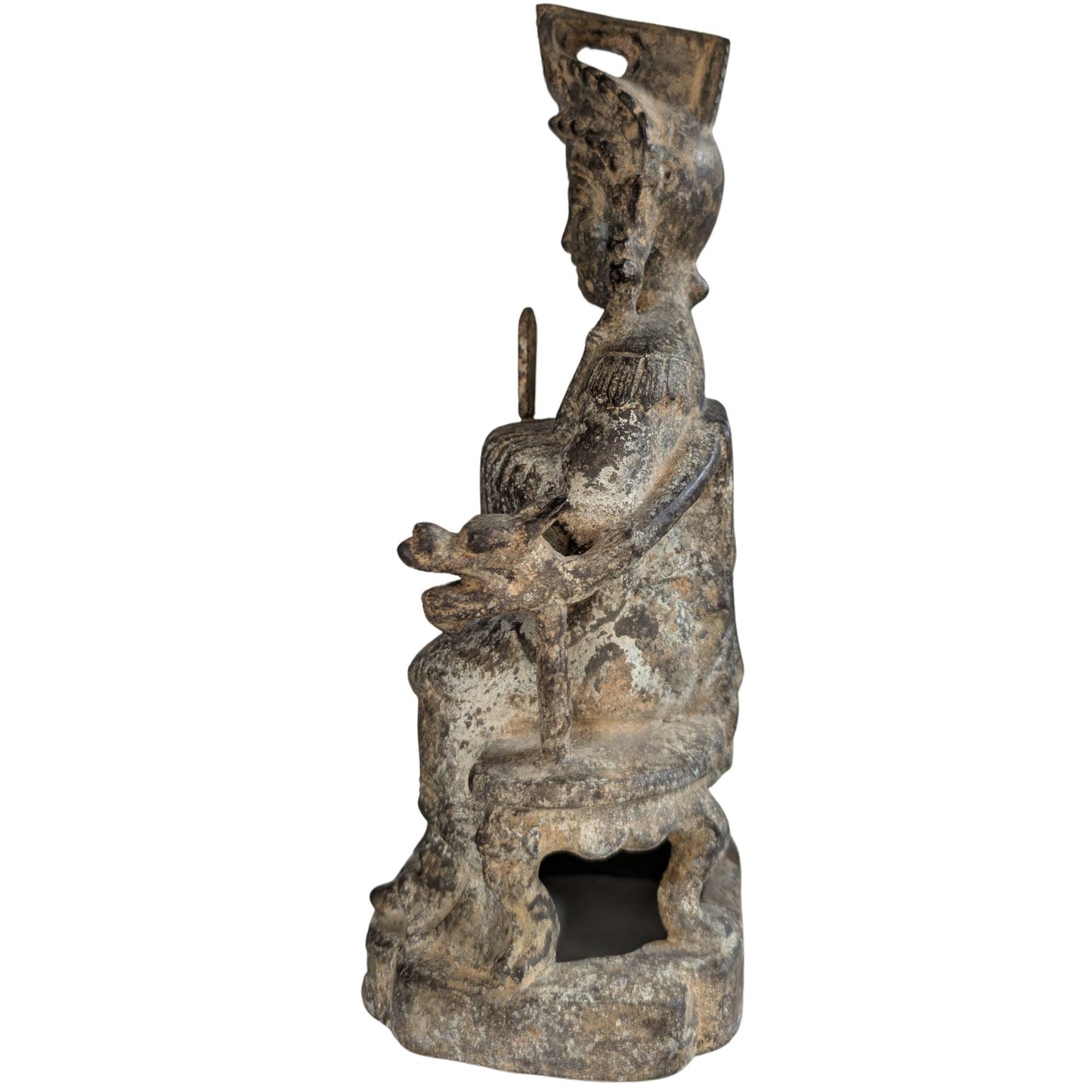 Verfijnd gegoten drakenkoppen op de armsteun van de bronzen troon.