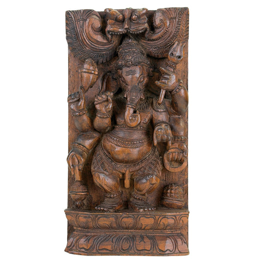 Gesneden houten paneel met Ganesha uit India met traditionele hindoeïstische iconografie