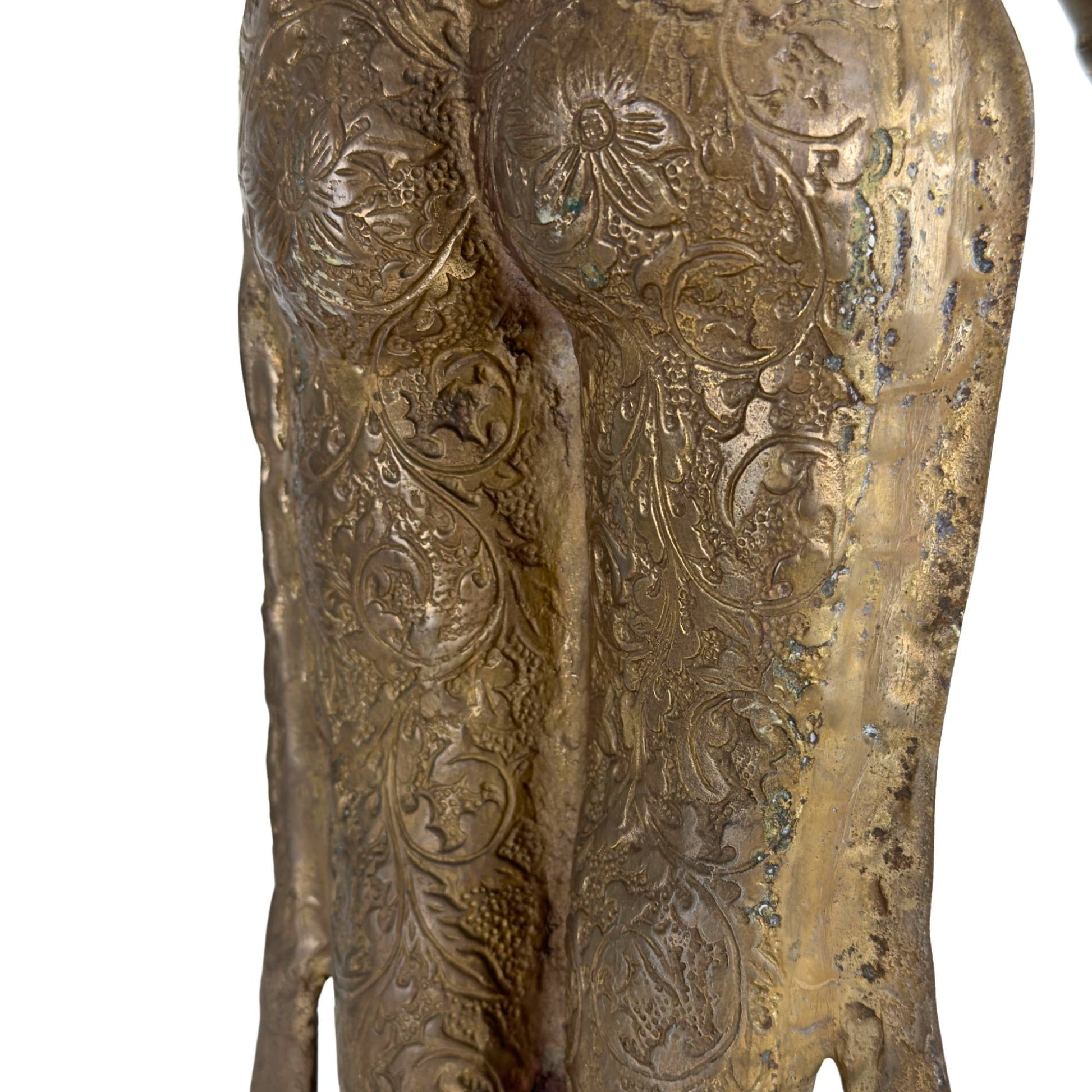 Nahaufnahme des reich gravierten Dhotis mit floralen Motiven, natürlicher Patina und Resten von Feuervergoldung.