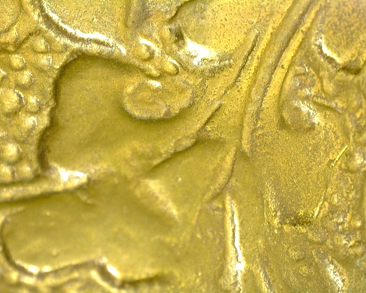 Detailansicht des handgravierten Dhotis mit scharfen floralen Ornamenten und natürlicher Patina.