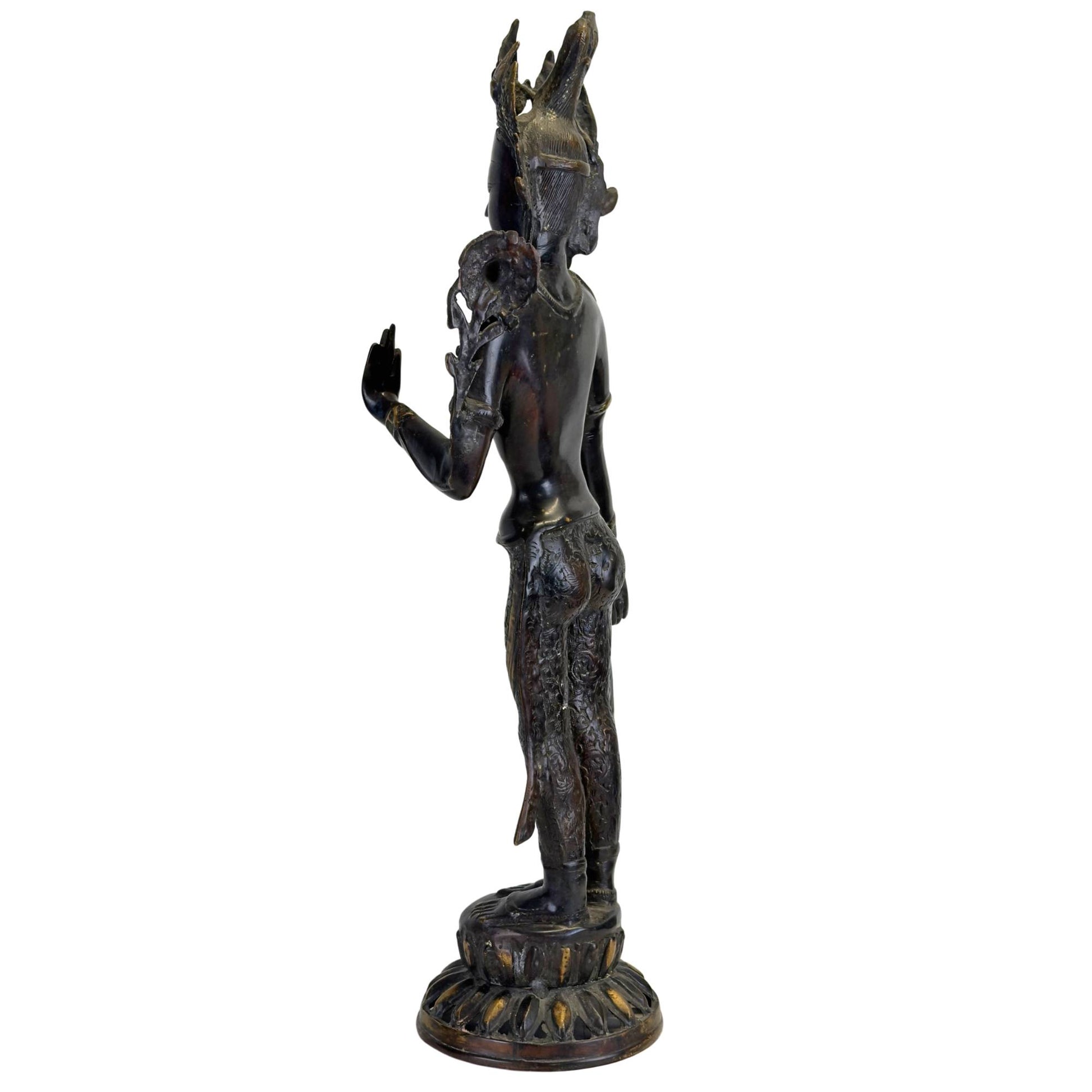 Schräge Rückansicht einer antiken grünen Tara aus Bronze aus Nepal mit durchbrochener Krone, Lotusstiel, schwarzer Newar-Patina und feuervergoldeten Akzenten.