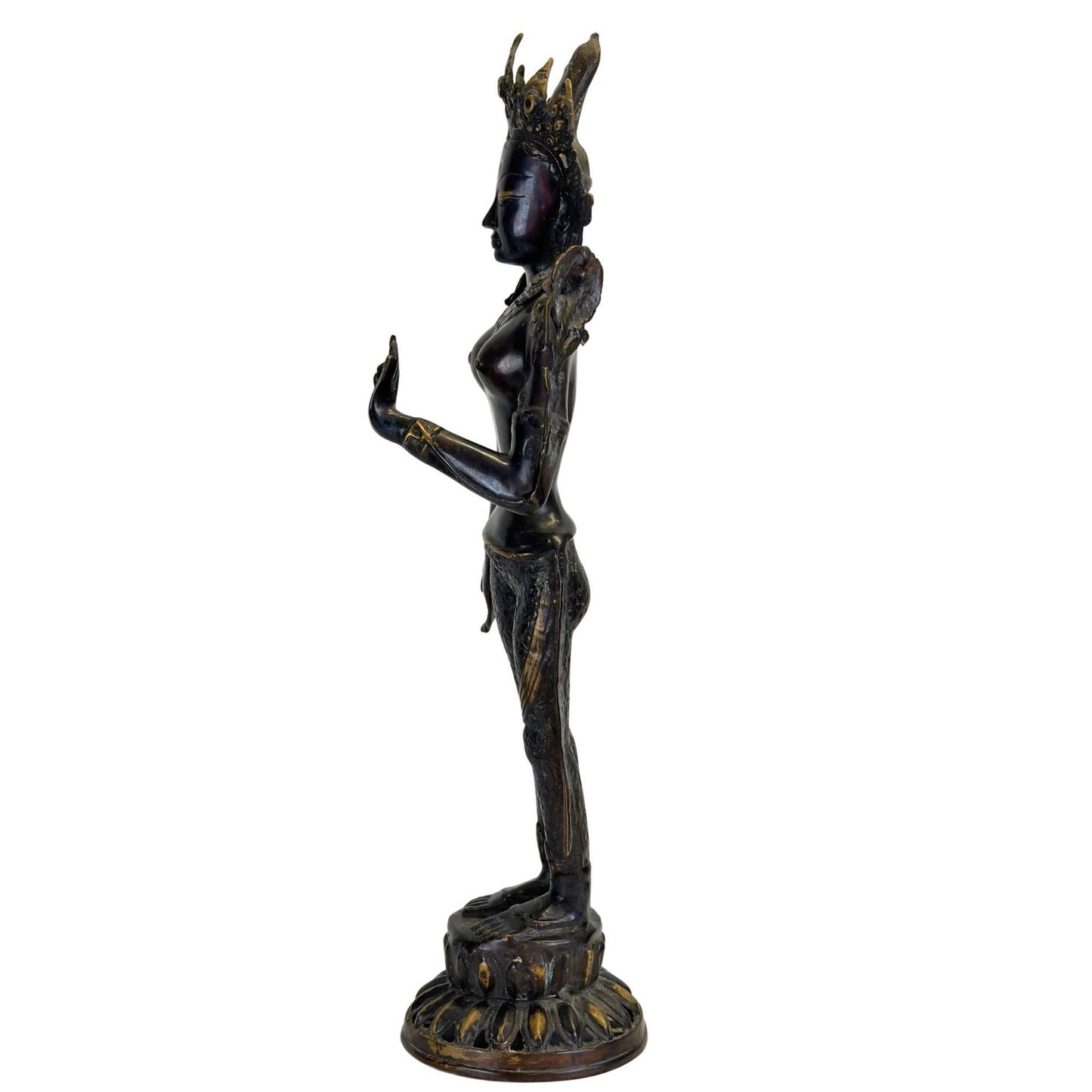 Seitenansicht einer antiken grünen Tara aus Bronze aus Nepal mit eleganter Tribhanga-Pose, schwarzer Newar-Patina und feuervergoldeten Details.