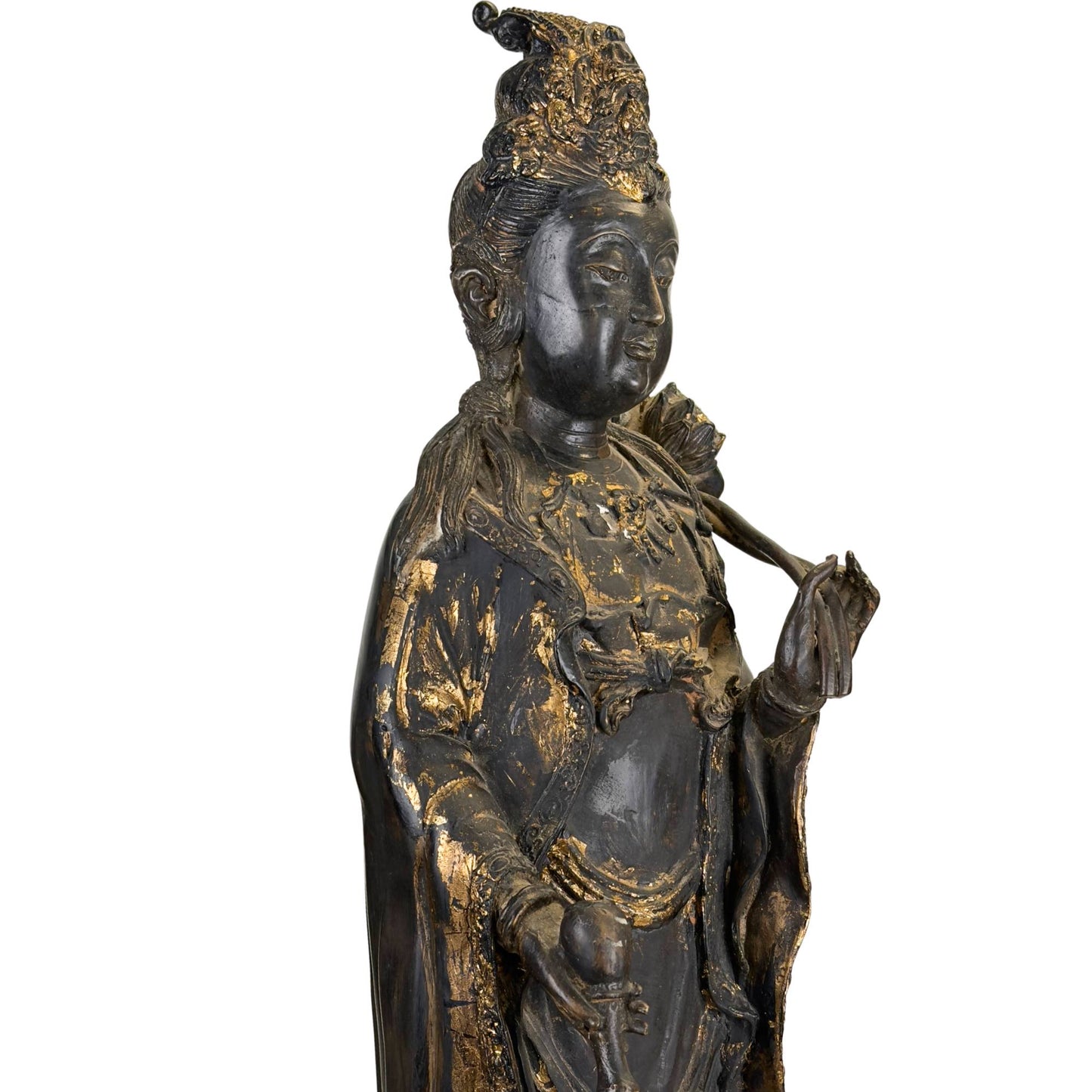 Guanyin bodhisattva beeld met zwarte lak, slijtage en resten van vergulding