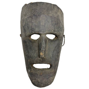 Längliche handgeschnitzte Wanddekoration Maske aus Nepal aus dunklem patiniertem Holz