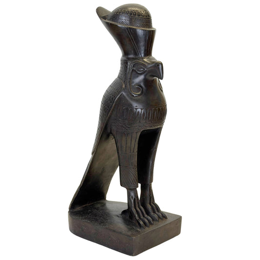 Horus beeld van de Egyptische valkengod met dubbele kroon