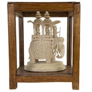 Indische Sholapith Elefantenfigur in Vitrine – Westbengalische Volkskunst – 23,5 cm