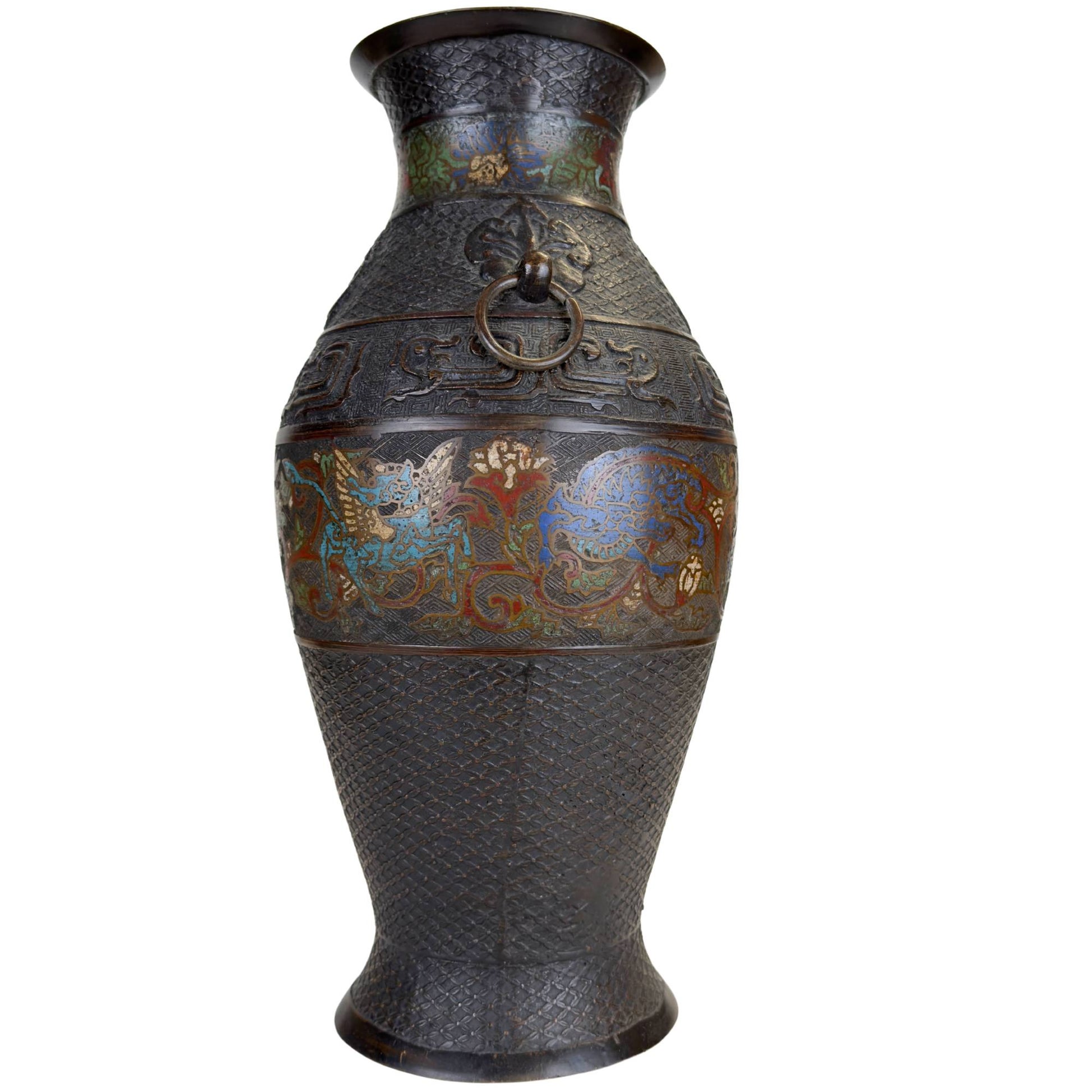 Japanse bronzen champlevé vaas met ringoor, archaïsche motieven en kleurrijke emailledecoratie rondom de buik