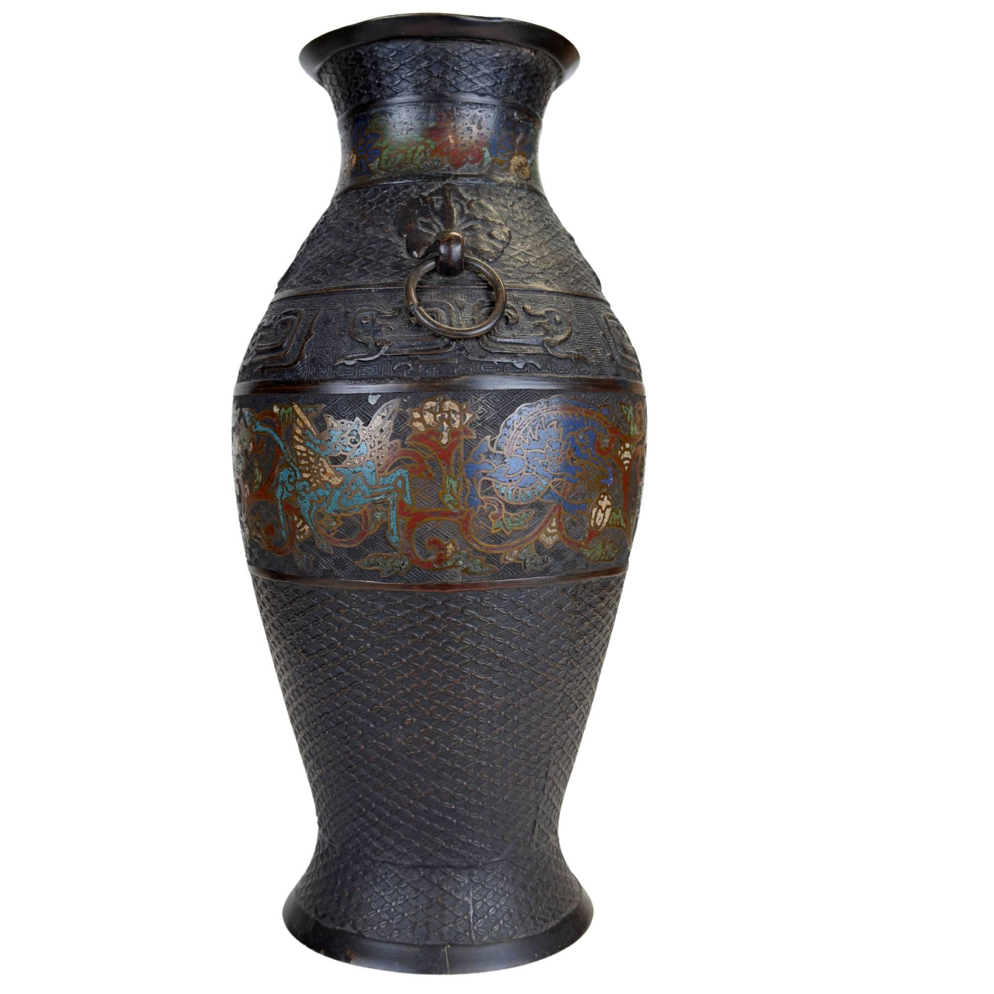 Detail van Japanse champlevé vaas met blauw fabeldier, florale emailledecoratie en fijn geometrisch patroon in het brons