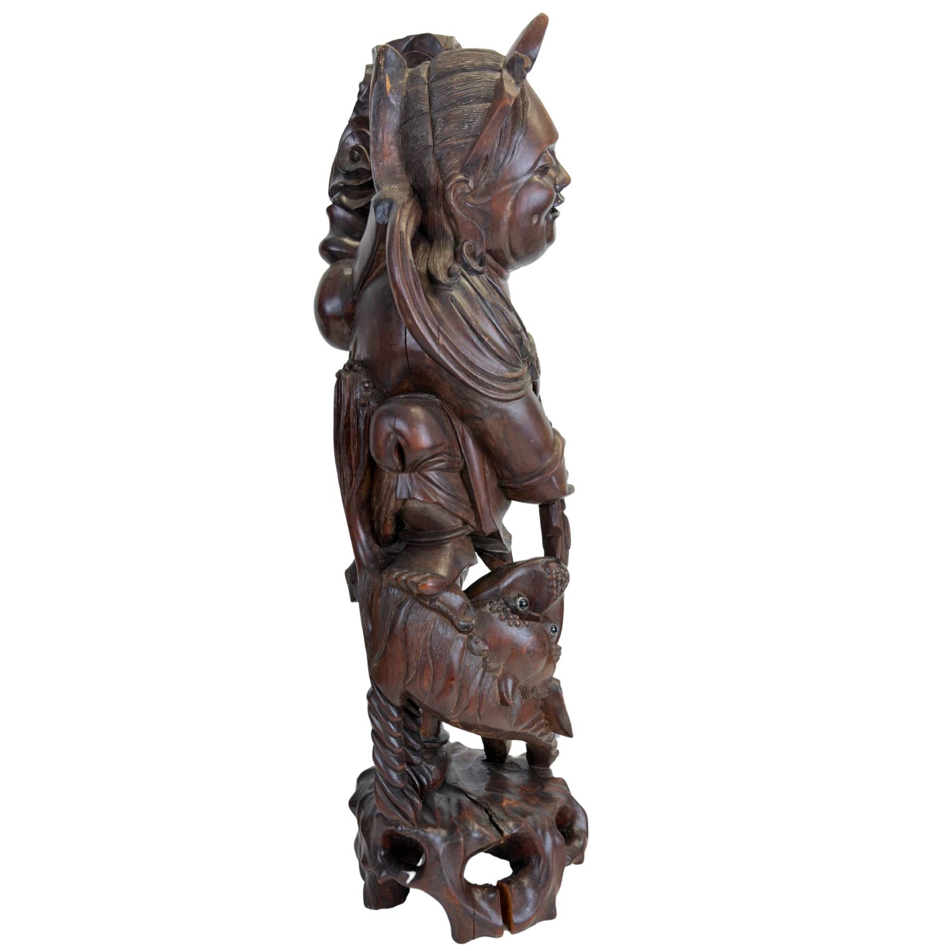 Detaillierte Holzstatue des japanischen Gottes Ebisu mit einem Fisch