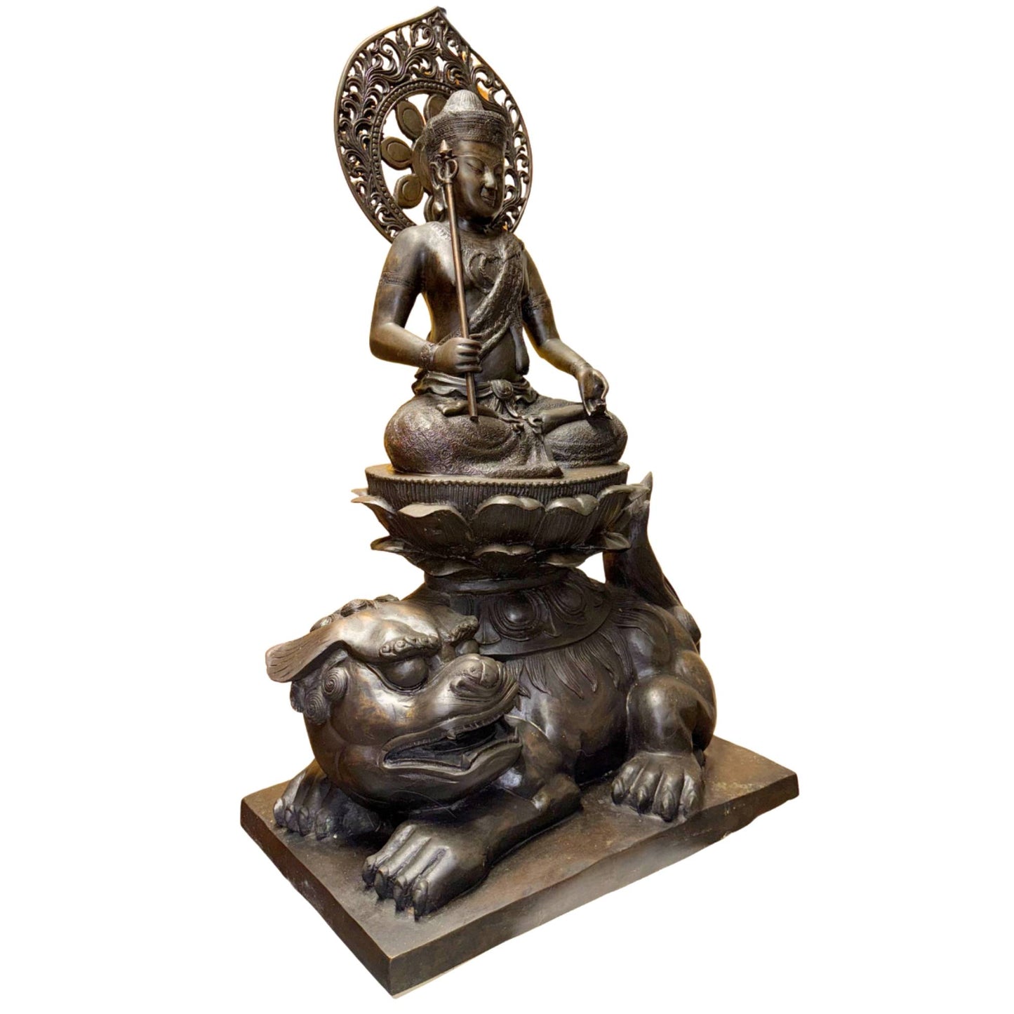 Manjushri bodhisattva op leeuw van zwaar brons met krachtige spirituele uitstraling