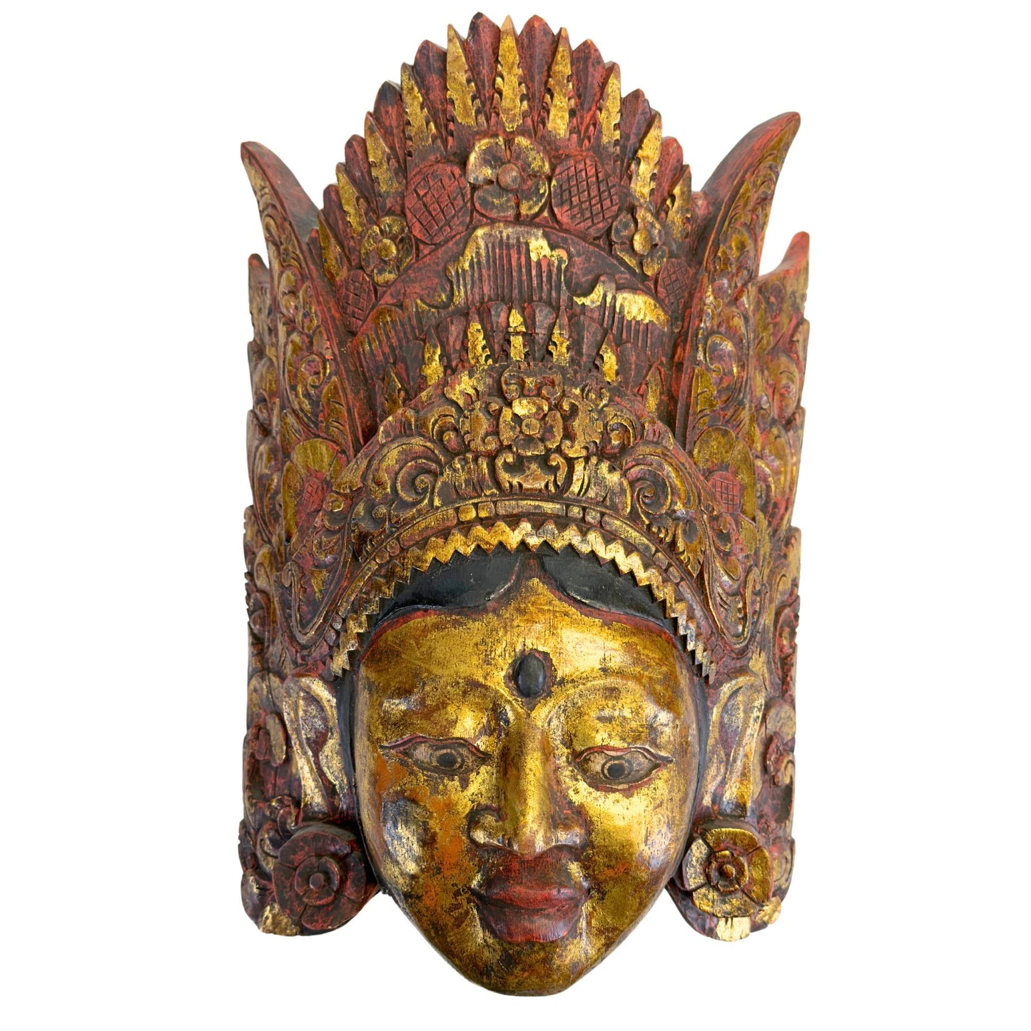 Vorderansicht der monumentalen balinesischen Topeng-Maske der Göttin Dewi Sinta, handgeschnitzt aus Pule-Holz mit authentischer Prada-Blattvergoldung und roter Zinnoberpigmentbasis.