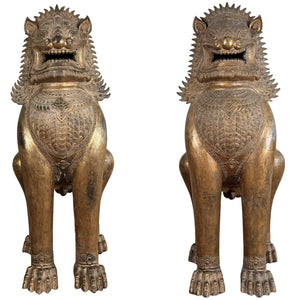 Monumentales Paar antik feuervergoldeter thailändischer Tempellöwen (Singha) – Dharmachakra-Siegel – 18. Jahrhundert – H 104 cm / ~90 kg