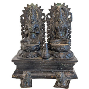 Antiker nepalesischer Shiva- und Parvati-Hausaltar aus Bronze mit Goldverzierungen.