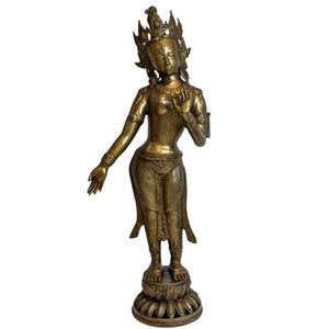 Nepalesische stehende Tara aus feuervergoldeter Bronze auf einem Lotussockel, 18. bis frühes 19. Jahrhundert