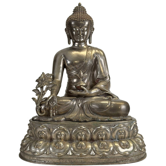 Antiker Newar Bhaisajyaguru Medizinbuddha aus versilberter Bronze auf einem doppelten Lotusthron, Vorderansicht.