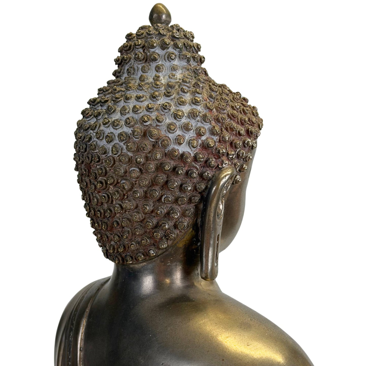 Detail der Ushnisha und der handgeformten Haarlocken eines antiken Newar Bhaisajyaguru aus versilberter Bronze, mit natürlichen Gebrauchsspuren, alter Patina und Spuren ritueller Verwendung.