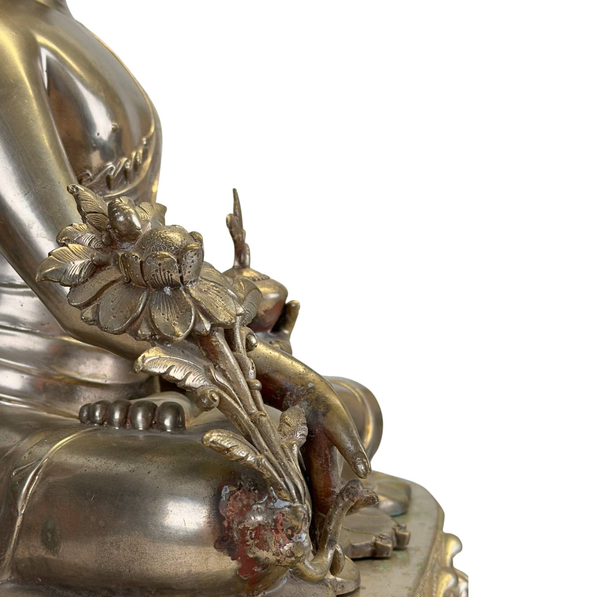 Detail der reich verzierten Utpala-Lotusblume und der Heilpflanze eines antiken Newar Bhaisajyaguru aus versilberter Bronze, mit originalen Gebrauchsspuren und natürlicher Patina.