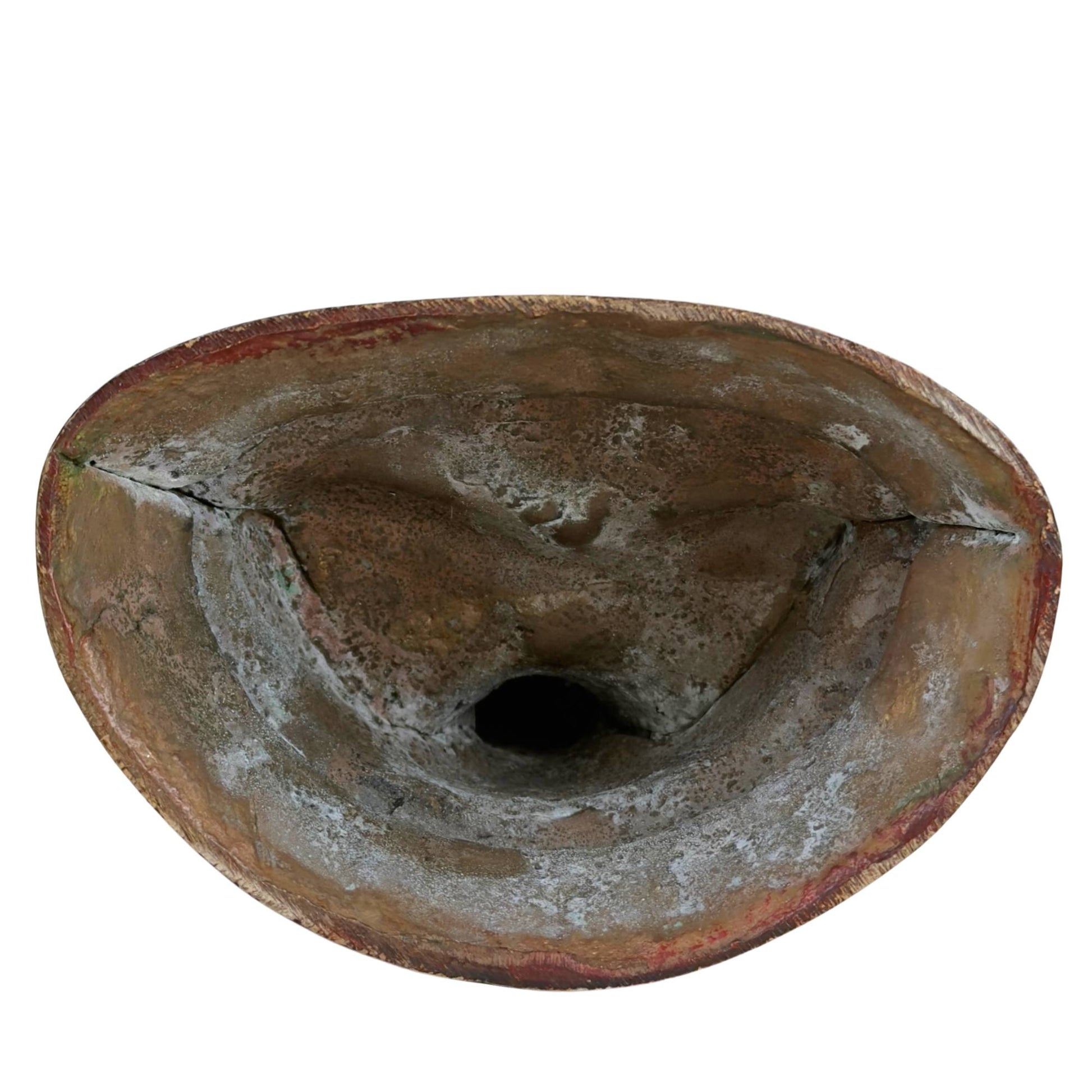 Open onderzijde van Vajrasattva beeld met ruwe gietstructuur, oxidatie en resten van traditionele bronsgieting