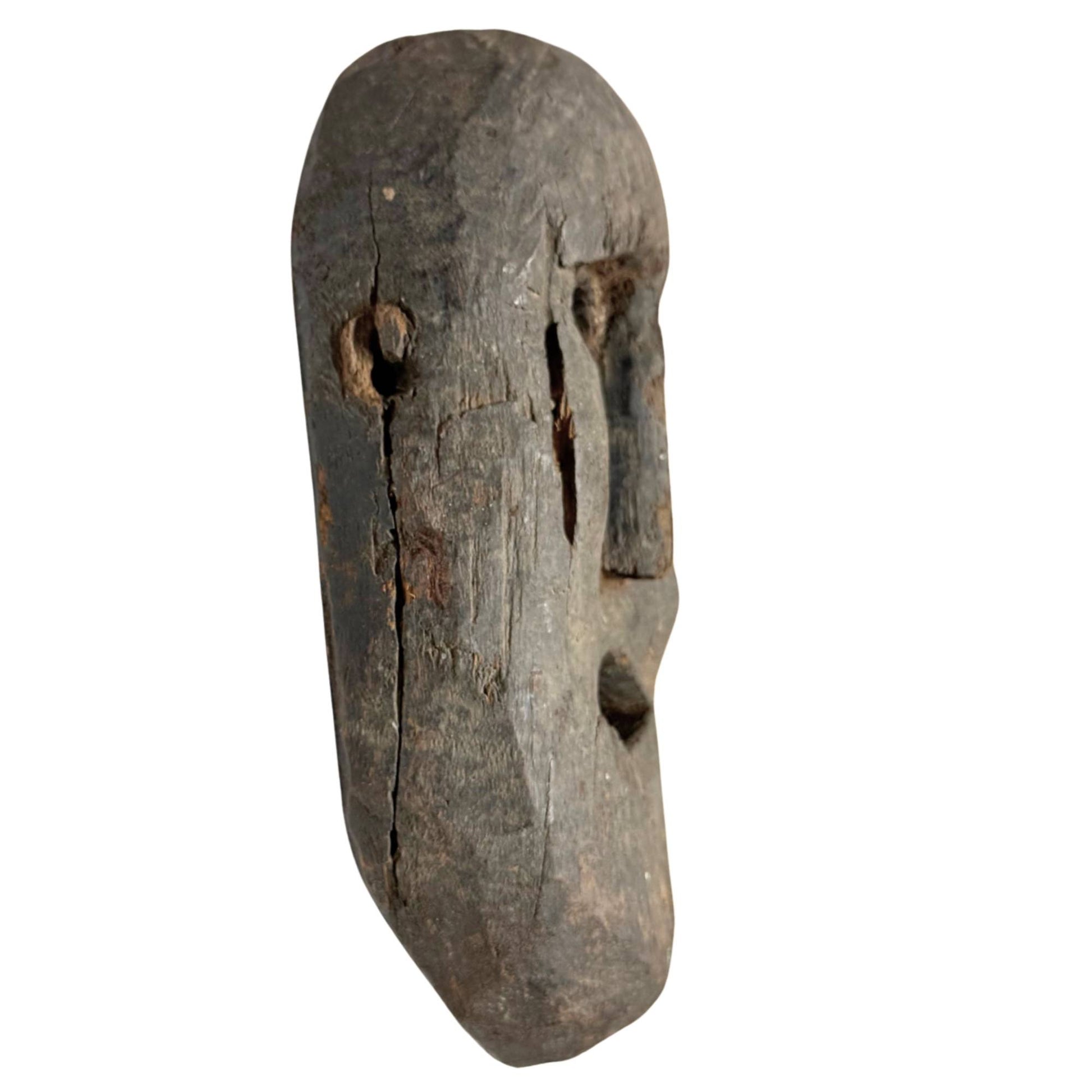 Oud tribaal sjamanenmasker van hout, authentiek handgemaakt masker met verweerde huid en krachtige expressie