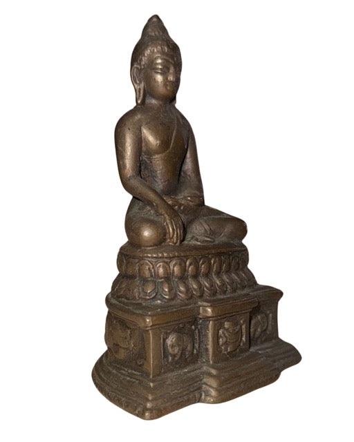 Oude bronzen Boeddha op lotustroon met klassieke bhumisparsha mudra