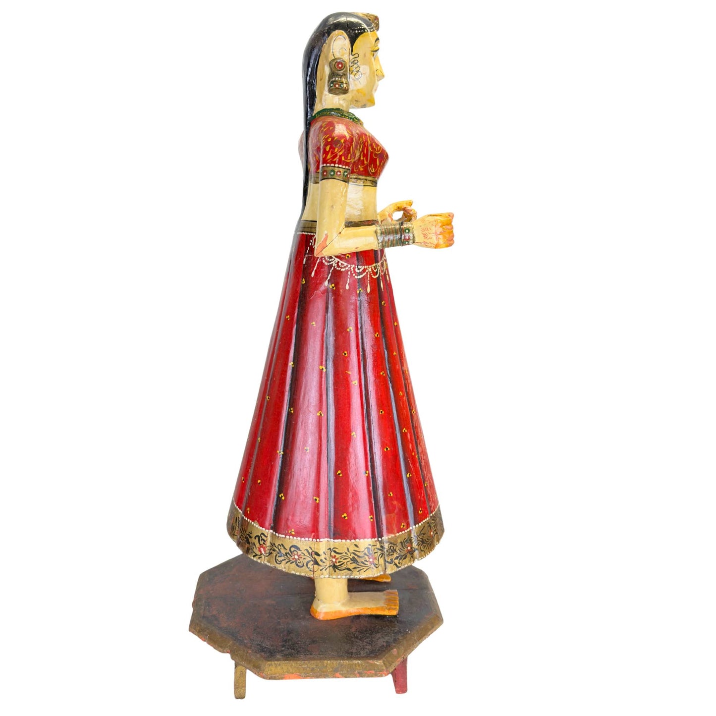 Rajasthani hofdame van handbeschilderd hout, 74 cm hoog, met rode kleding en decoratieve volkskunststijl