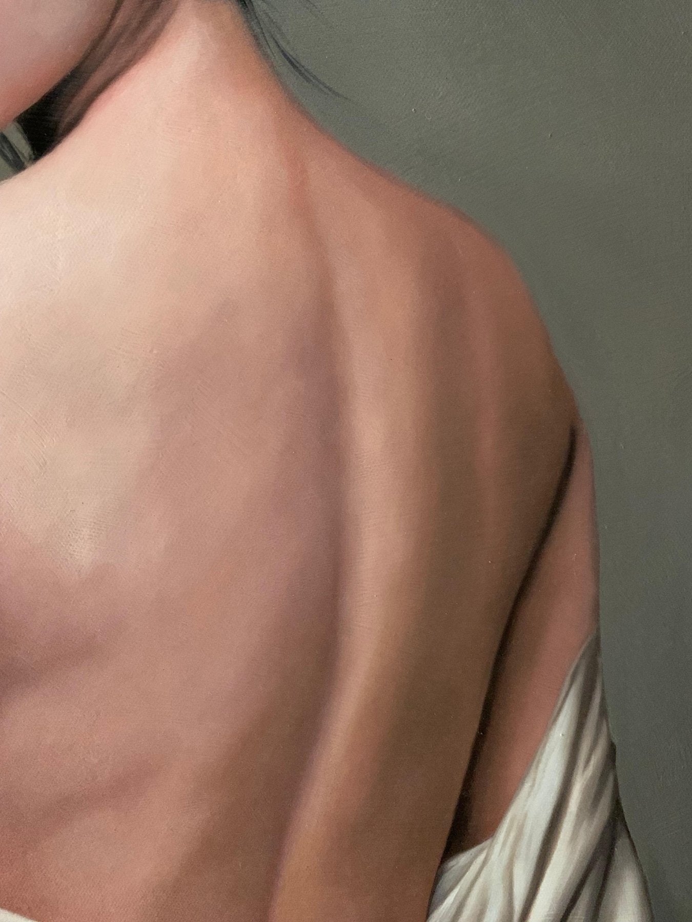 Realistisches Ölgemälde einer japanischen Muse mit elfenbeinfarbenem Hautton und einer detailgetreuen Hochsteckfrisur aus schwarzem Haar mit traditionellem Schmuck.