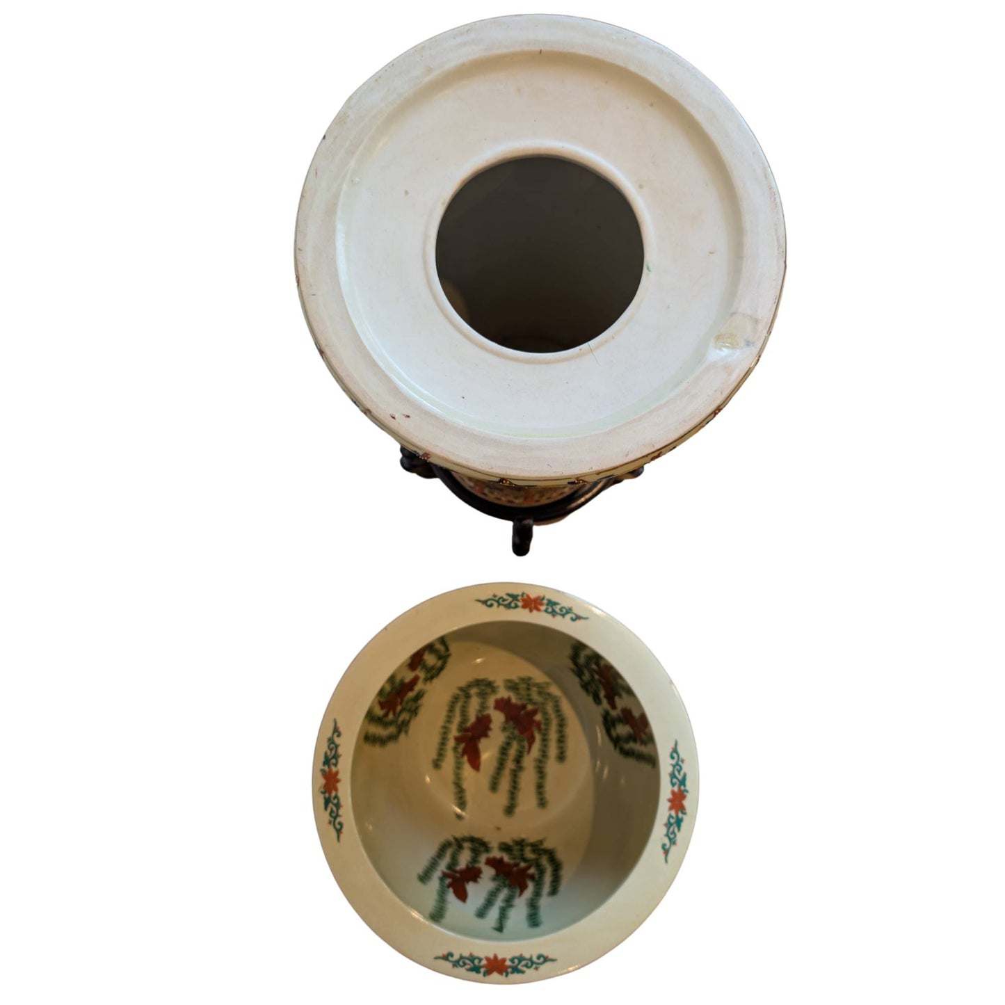 Antieke Satsuma pedestal vaas uit de vroege Taisho periode met florale motieven.
