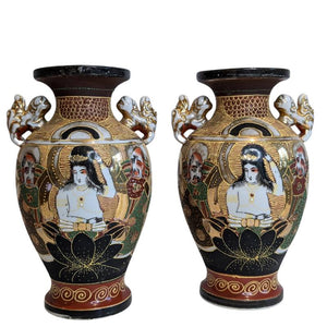 Zwei Vasen im Satsuma-Stil mit handbemalten Verzierungen – Japan, ca. 1900