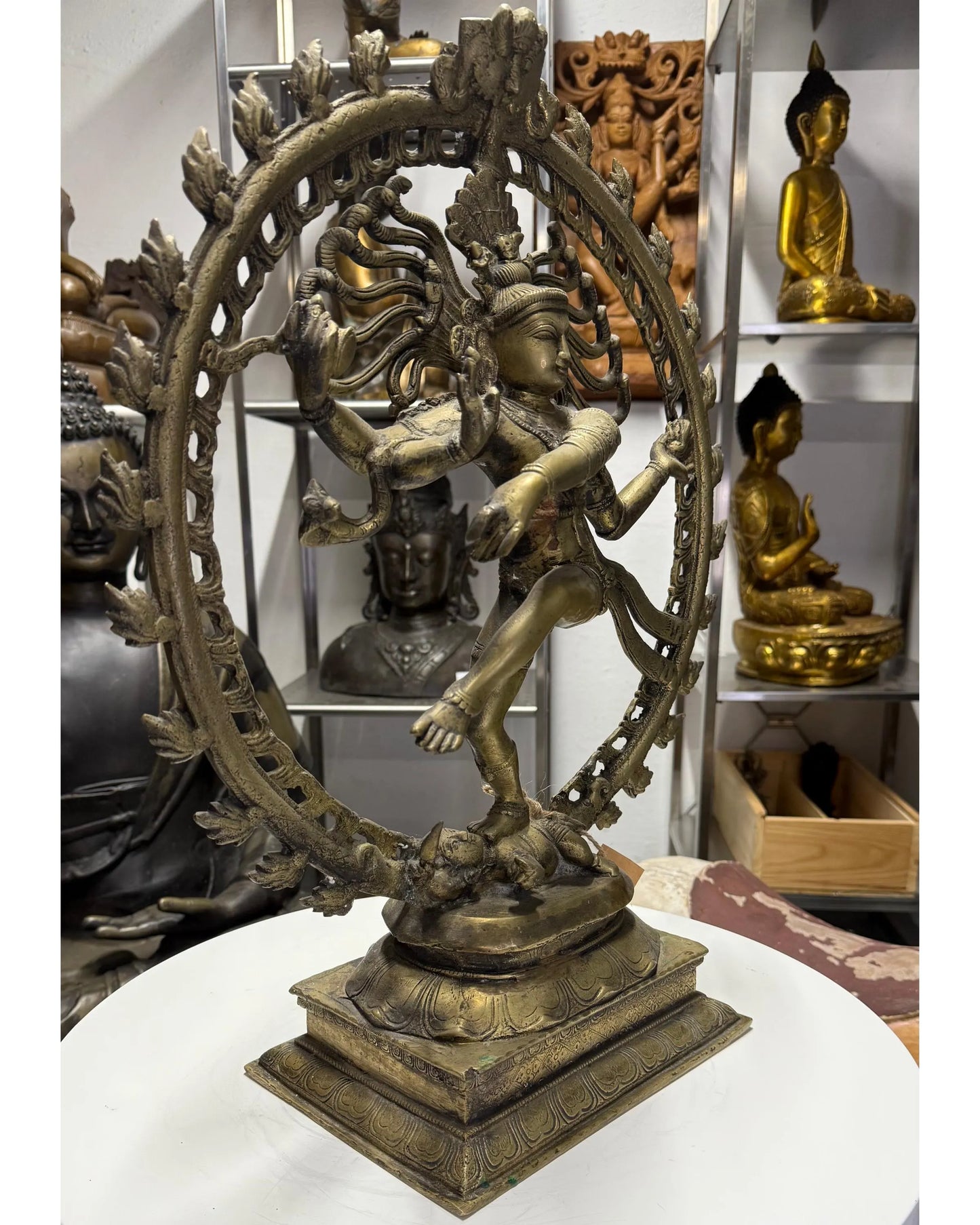shiva nataraja bronzen tempelbeeld india met vlammenkring symboliek