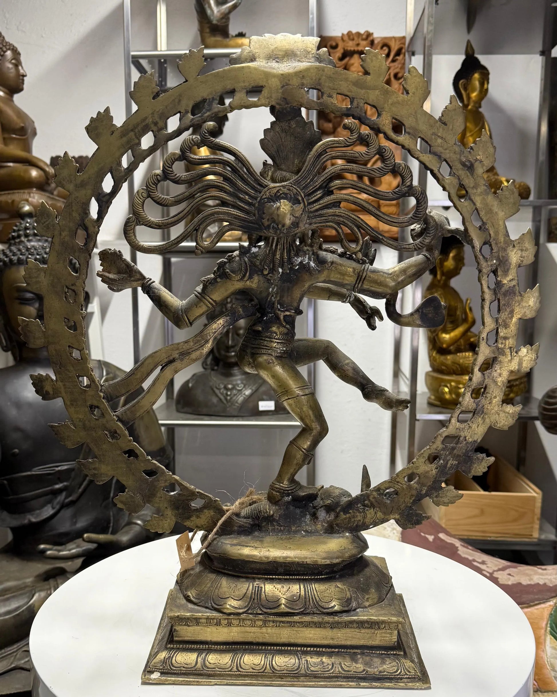 shiva nataraja voet op apasmara demon bronzen beeld india
