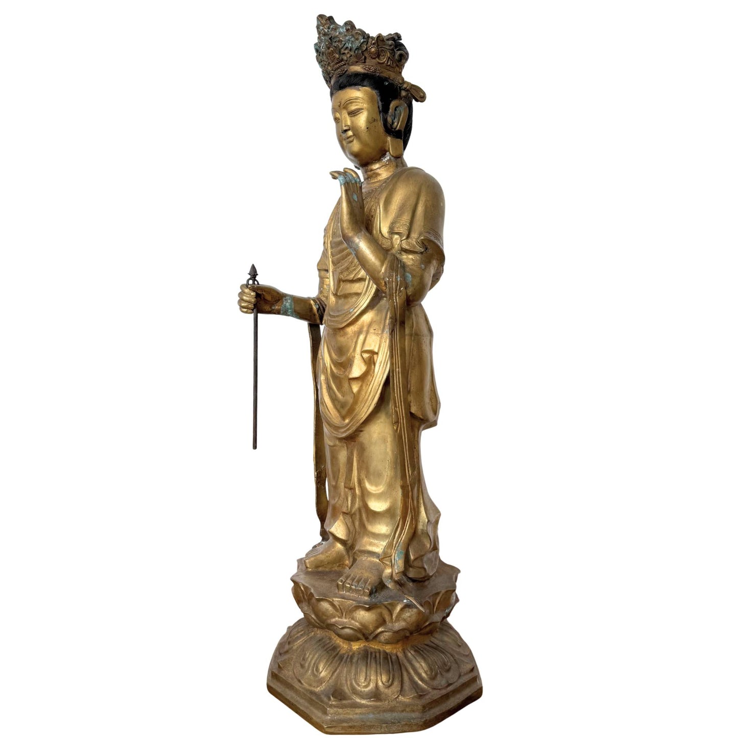 Schuin vooraanzicht van de Sho-Kannon Bodhisattva, tonend de verticale lijnvoering en de dunwandige gieting van het 23 kg zware brons