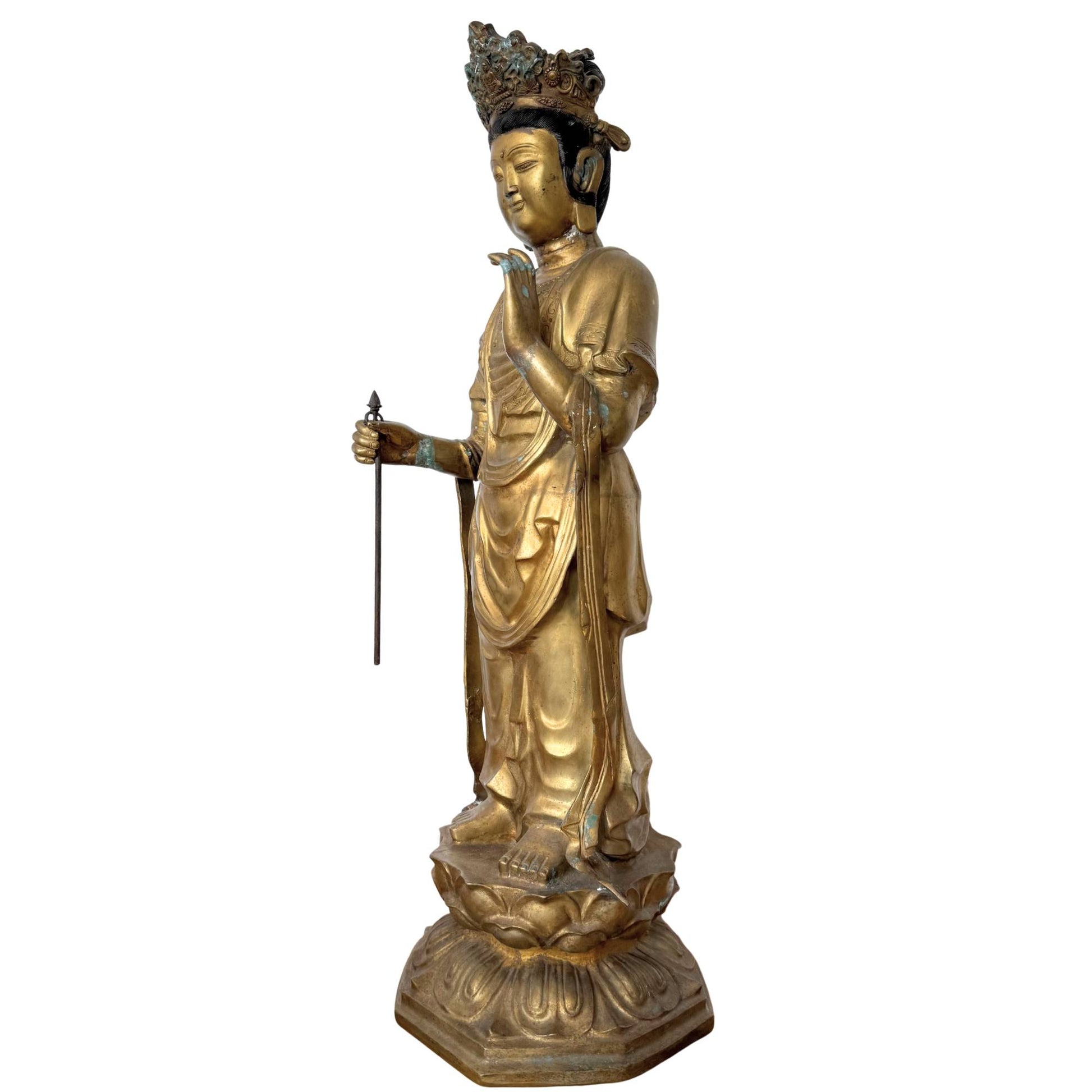 Schuin vooraanzicht van de Sho-Kannon Bodhisattva, tonend de verticale lijnvoering en de dunwandige gieting van het 23 kg zware brons