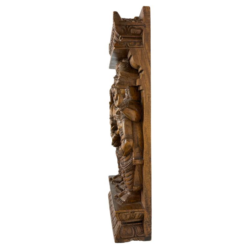 Zuid-Indiaas houtsnijwerk met huwelijksscène van Meenakshi en Shiva