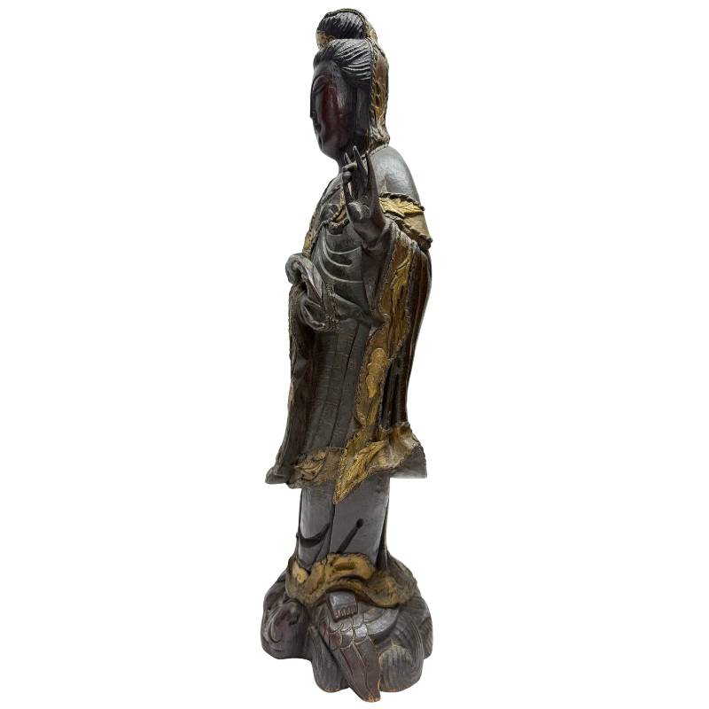 Staande Guanyin Avalokiteshvara houten beeld met rustige gelaatsuitdrukking en verguldresten, Qing-periode