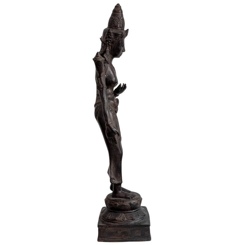 Khmer Revival Tara beeld in brons met vrouwelijke bodhisattva-iconografie